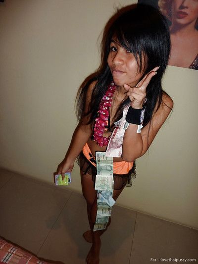 petite thai Bar Ragazza mostrando off Il suo rasata figa per soldi