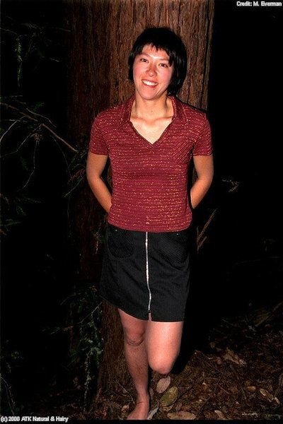 Asiatische Amateur Amanda Strippen Nackt in Wald bei Nacht zu anzeigen haarige Fotze