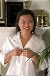 الهواة الآسيوية في سن المراهقة تينا إزاحة الستار لطيفة الثدي و سمور في حين تعريتها