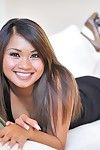 улыбается Азии девушка Энни Фтв получает Голые в показать ее сексуальная лысый киска и Хорошо олухи