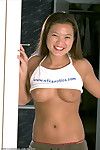Amateur Asiatische sweetie Tina sportliche underboobage vor baring Kleine Titten