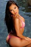 nat ronde tieten Aziatische Babe thuy Li houdingen in onthulling Roze Bikini in De Zon