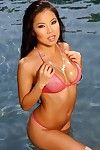 humide ronde seins Asiatique Babe thuy Li pose dans révélant rose bikini dans l' Soleil