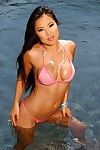 nass Runde boobed Asiatische Babe thuy Li Posen in aufschlussreich rosa Bikini in die Sonne