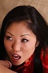 sexy Asiatique modèle Kaiya Lynn est dans l' humeur pour certains oral Sexe deepthroating.