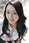 Aziatische milf Saeko Kojima is tonen haar kont terwijl outdoor