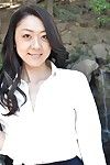 Asiático MILF Saeko Kojima es demostrando su Culo Mientras al aire libre