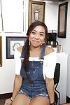 Niedlich Asiatische erste timer LUCY Li zeigen aus Getönten Thong gekleidet Arsch Wangen