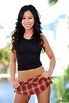 sexy oosterse hottie Rochelle Minami in tiny plaid rok Strips in haar Tuin