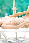 Квартира грудью Азии девушка Китти Юнг в Едва Там трусики показывает ее пирсинг киска