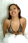 Amateur milf Gia déchaussage bikini dans baignoire pour se masturber Son Asiatique chatte