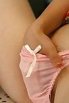 Suzune toujou é Limpeza o Casa no Emocionante curto saia e mostrando fora ela gostoso bunda e exuberante mamas