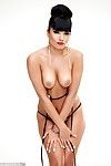 sexy Ásia pinto Shazia Sahari descascar fora pequeno biquini e mostrando fora Nude buceta