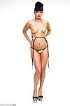 sexy Asiatico pulcino shazia sahari stripping off piccolo Bikini e mostrando off nudo figa