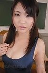 Asiatique Poussin Kanna Harumi Eu Son Cul sur l' Étage dans l' Salle de classe et se masturber Son puss Avec vibrateur