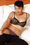 geile Aziatische Babe Melissa strippen en pesten haar nat Harige Kut