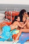 淫 女同性恋 Kaylani 磊 与 女朋友 都 在 的 打开 大海 具有 的 讨厌的 舔