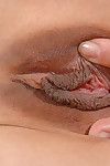 Impressionante Asiatico cutie nicoline yiki ha Bello scuro figa labbra e lei espone Il suo ROSA innier fessura