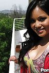 Asiatische Babe auf Hohe heels Lana Violett demonstrieren Ihr Körper outdoor