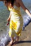 Japon teen piliç yua Aida var görünümlü Son derece Sıcak içinde onu sarı Elbise ve tottaly çıplak Üzerinde onu büyük Yatak