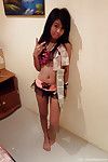 petite tailandés Bar Chica Mostrando off su afeitado Coño para Dinero