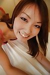 لعوب الآسيوية في سن المراهقة Kazuha كيمورا تعريتها و اللعب لها شعر مهبل
