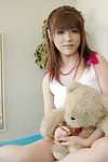 Asiatique Fille Yuuki Idoles taquine Avec sexy Culotte et montre l' Nu chatte