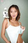 déshabillage Asiatique Alina Li est teasing Son humide chatte Alors que faire il