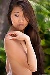 Perfekt geprägt Asiatische Babe Sharon Lee Posen in Thong und Neckt Mit Ihr sexy Titten