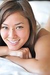 rondborstige oosterse tiener Miyu Ftv met geschoren heuvel tweaks haar Aziatische tepels in Bed