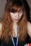 rondborstige Thaise meisje ree exposeren Harige kut op Bed voor masturberen