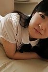 Азии Детка Аяне Ikeuchi Позирует в юбка и колготки скалит Крошечные сиськи