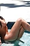 nat Aziatische Brunette Babe Valentina vaughn in sexy Bikini bloot haar Fijn lichaam in De zwembad