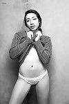 Aziatische lieverd Babe meiko askara is het nemen van uit haar sweatshirt en sexily poseren naakt en resultaat spannend lichaam