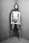 亚洲 亲爱的 贝贝 明光 askara 是 服 关闭 她的 运动衫 和 很性感 构成 裸体的 和 表示 令人兴奋 身体