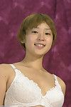 कम बालों वाली एशियाई पहली टाइमर ऐ baring छोटे स्तन और बालों वाली बुश