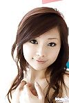 verleidelijk Aziatische Babe Suzuka Ishikawa uitglijden uit haar kleding