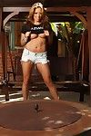 Grande atormentado Ásia stunner Mia Lelani poses Totalmente nu e expõe ela apertado fenda