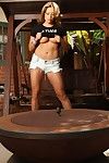 Grande atormentado Ásia stunner Mia Lelani poses Totalmente nu e expõe ela apertado fenda