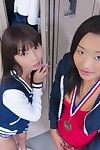 युवा एशियाई एमेच्योर अलीना ली और दोस्त चमकती फ्लैट चेस्ट में परिवर्तन कमरे