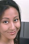 Asiatique première minuterie Lisa révélant gros naturel seins Alors que déshabillage