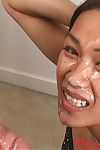 Asiático chick alia likit Ha todos la cara en el semen después de lamiendo bolas y chupando dick
