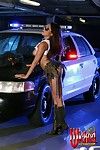 の Salacious アジア 女の子 Nautica 刺身 は ポージング 半 裸 対 の 警察 車