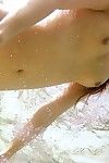 cam est enregistrement l' magnifique Nu Corps de sexy nao yoshizaki en vertu de l'eau