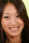 الغريبة الآسيوية فتاة إيفلين لين مع مغرية ابتسامة يحصل عارية و يعرض لها حفرة على على السرير