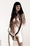 slim largo de pelo Asiático modelo Jade Hsu introduce Ella misma en estos hermosa Negro y blanco imágenes