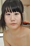 Azji nastolatek Yuka Kojima demonstracje jej przelecieć krzywe po Wanna