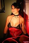 Exóticos Grande titted Beleza Gianna lynn vestido no vermelho e Preto leva Vidro Vibrador no ela buceta