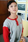 Aziatische chick Sable simm ' s verwijdert haar honkbal uniform en bloot haar liefde gat