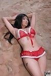 Asiatique Babe Lily Thai est jouer Avec rouge bikini la découverte de la nudité de plein air